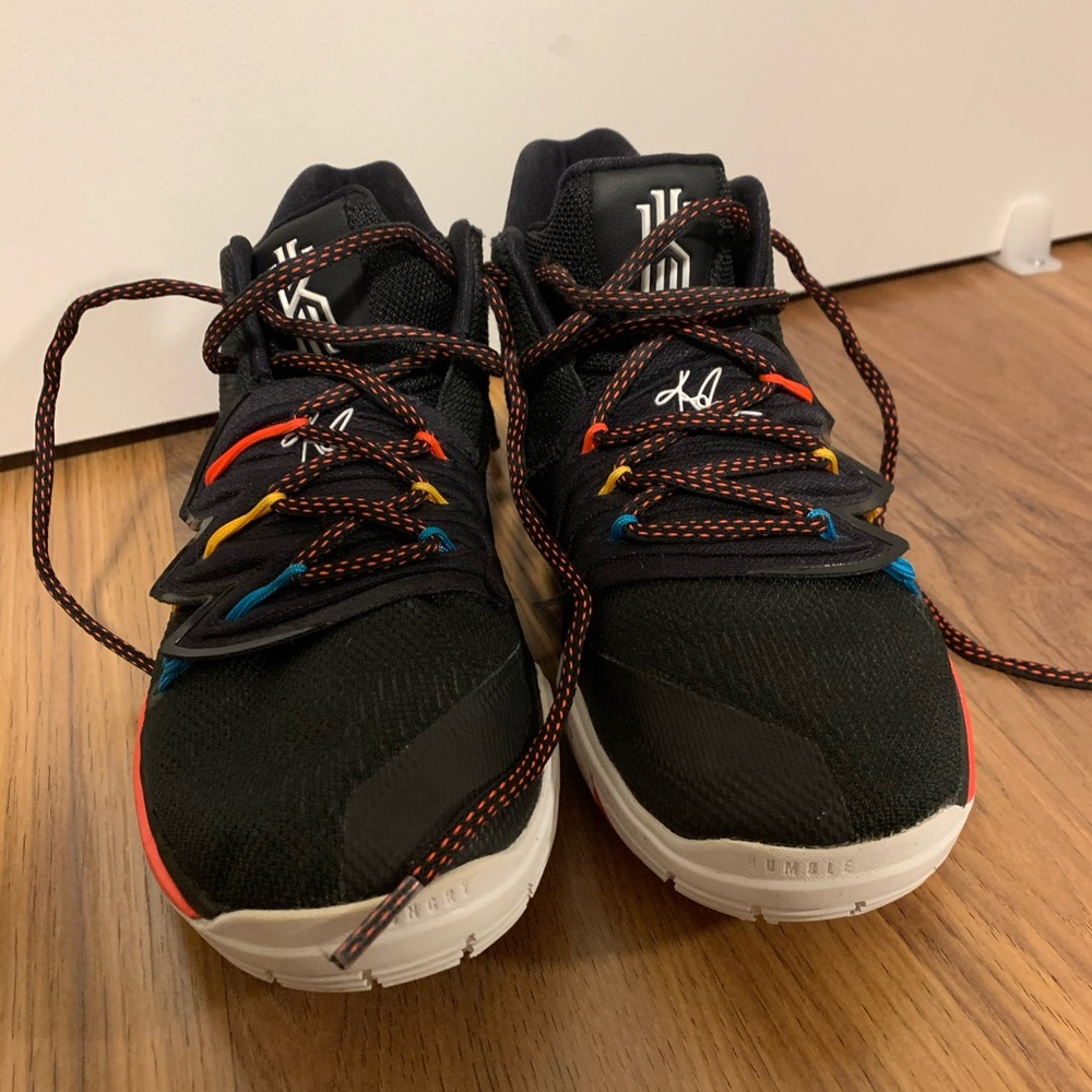 Kyrie friends basketball shoe - Picture 3 of 5